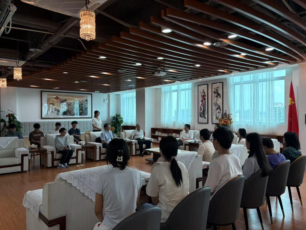 七月中旬,学院依托腾讯会议等平台,开展“云端守护”活动,分年级、分批次召开线上安全教育主题班会,内容涵盖防溺水、防中暑、防诈骗等暑期重点安全事项,同时针对暑期出行、兼职、实习、社会实践等不同场景,详细讲解了交通安全、食品安全、人身财产安全等方面的防范要点。通过典型案例分析和情景模拟演练,有效提升学生的安全防范意识和应急处理能力。 七月中旬,学院依托腾讯会议等平台,开展“云端守护”活动,分年级、分批次召开线上安全教育主题班会,内容涵盖防溺水、防中暑、防诈骗等暑期重点安全事项,同时针对暑期出行、兼职、实习、社会实践等不同场景,详细讲解了交通安全、食品安全、人身财产安全等方面的防范要点。通过典型案例分析和情景模拟演练,有效提升学生的安全防范意识和应急处理能力。